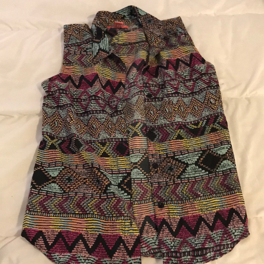 Blouse botton up.